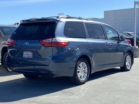 Certified 2017 Toyota Sienna XLE Premium image 3