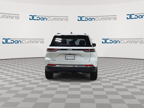 Used 2024 Jeep Grand Cherokee Laredo w/ Luxury Tech Group I AWD/4WD image 7