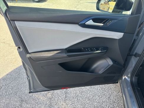 Used 2024 Volkswagen Taos SE w/ Panoramic Sunroof Package image 11