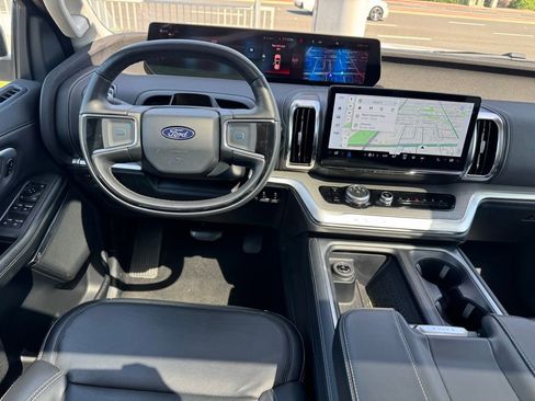 Used 2025 Ford Expedition Platinum AWD/4WD image 19