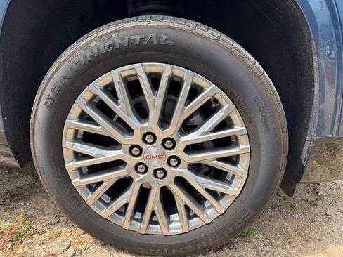 Used 2025 GMC Acadia Denali FWD image 2