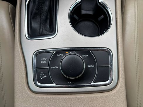 Used 2017 Jeep Grand Cherokee Limited w/ Luxury Group II AWD/4WD image 41