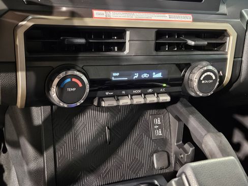 Certified 2025 Toyota Tacoma SR5 AWD/4WD image 31