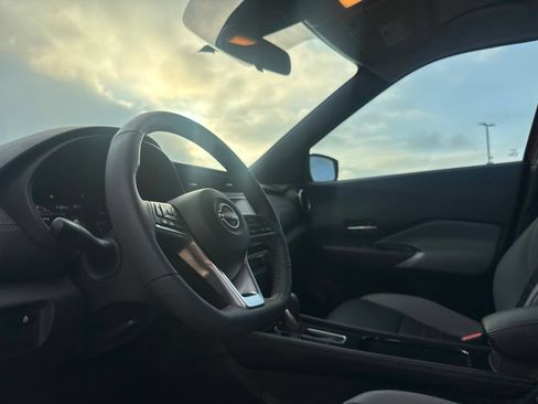 Used 2023 Nissan Kicks SR w/ SR Premium Package FWD image 34