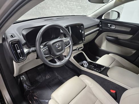 Used 2024 Volvo XC40 B5 Plus image 13