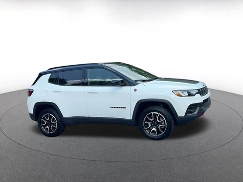 Used 2025 Jeep Compass Trailhawk AWD/4WD image 2
