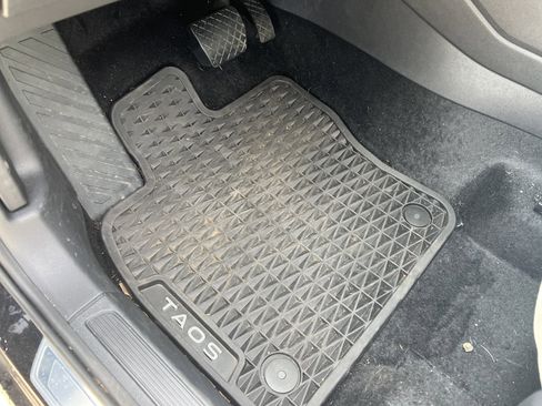 Certified 2025 Volkswagen Taos SE w/ Panoramic Sunroof Package image 15