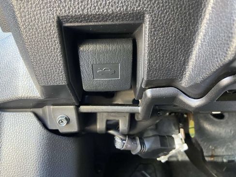 Used 2025 Toyota Tacoma SR5 AWD/4WD image 28