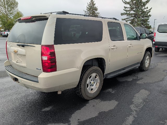 Used 2007 Chevrolet Suburban LT w/ LT Preferred Equipment Group AWD/4WD image 3