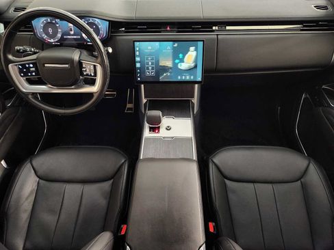 Used 2025 Land Rover Range Rover SE AWD/4WD image 4