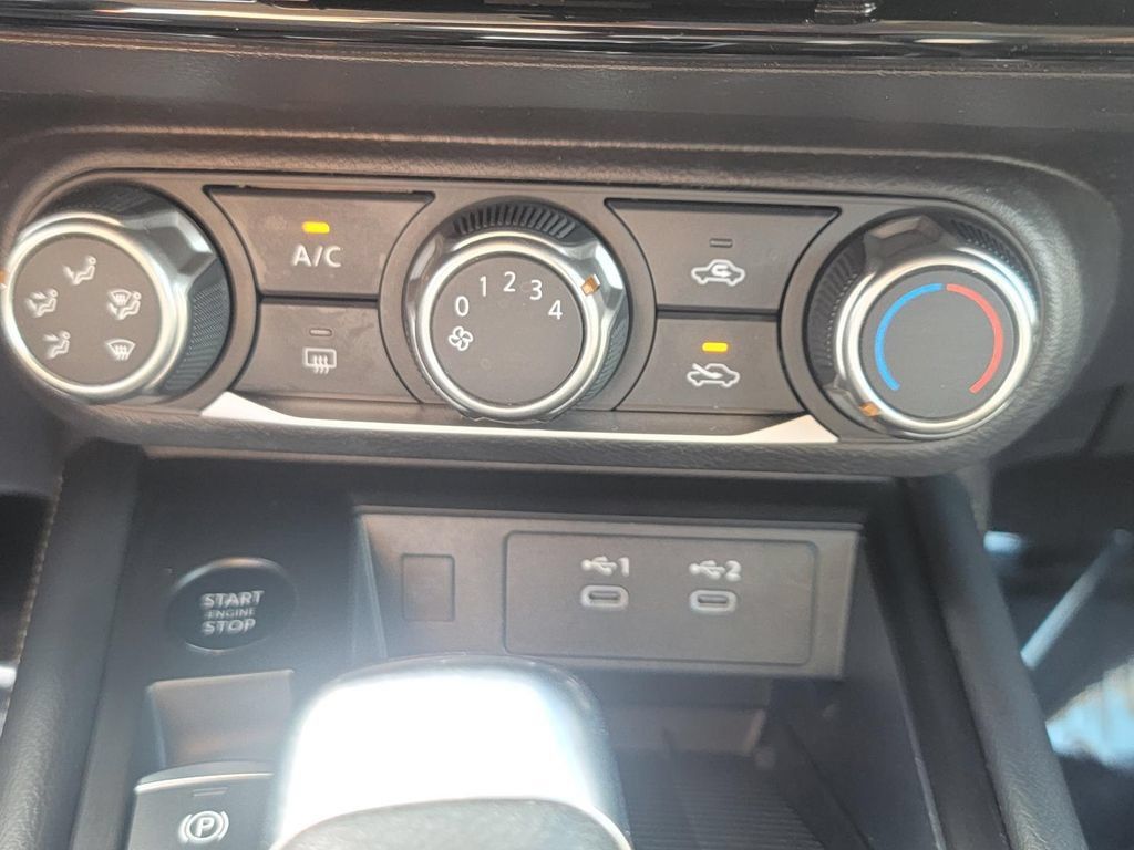 Used 2025 Nissan Kicks SV AWD/4WD image 25