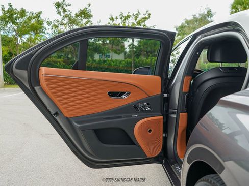 Used 2022 Bentley Flying Spur Plug-In Hybrid image 47