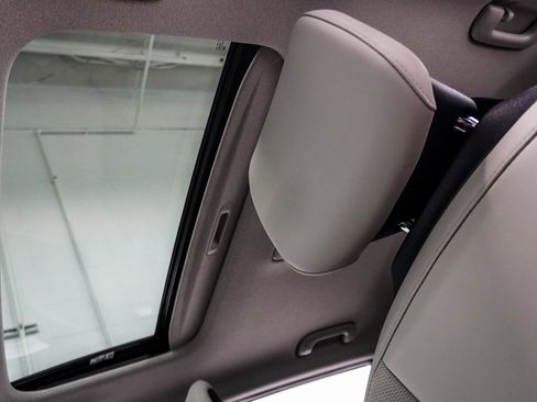 Used 2023 Kia Niro EX Touring image 8