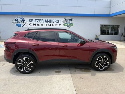 Used 2024 Chevrolet Trax RS w/ Sunroof Package FWD image 11