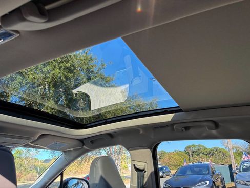 Used 2025 Lincoln Corsair Grand Touring image 9