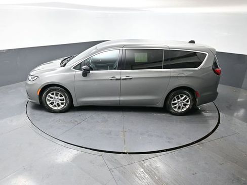 Used 2025 Chrysler Pacifica Select image 42