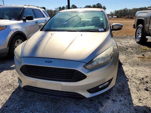 Used 2017 Ford Focus SE image 4