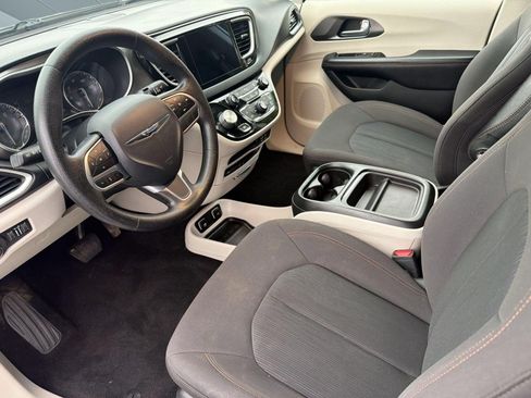 Used 2020 Chrysler Pacifica Touring FWD image 26