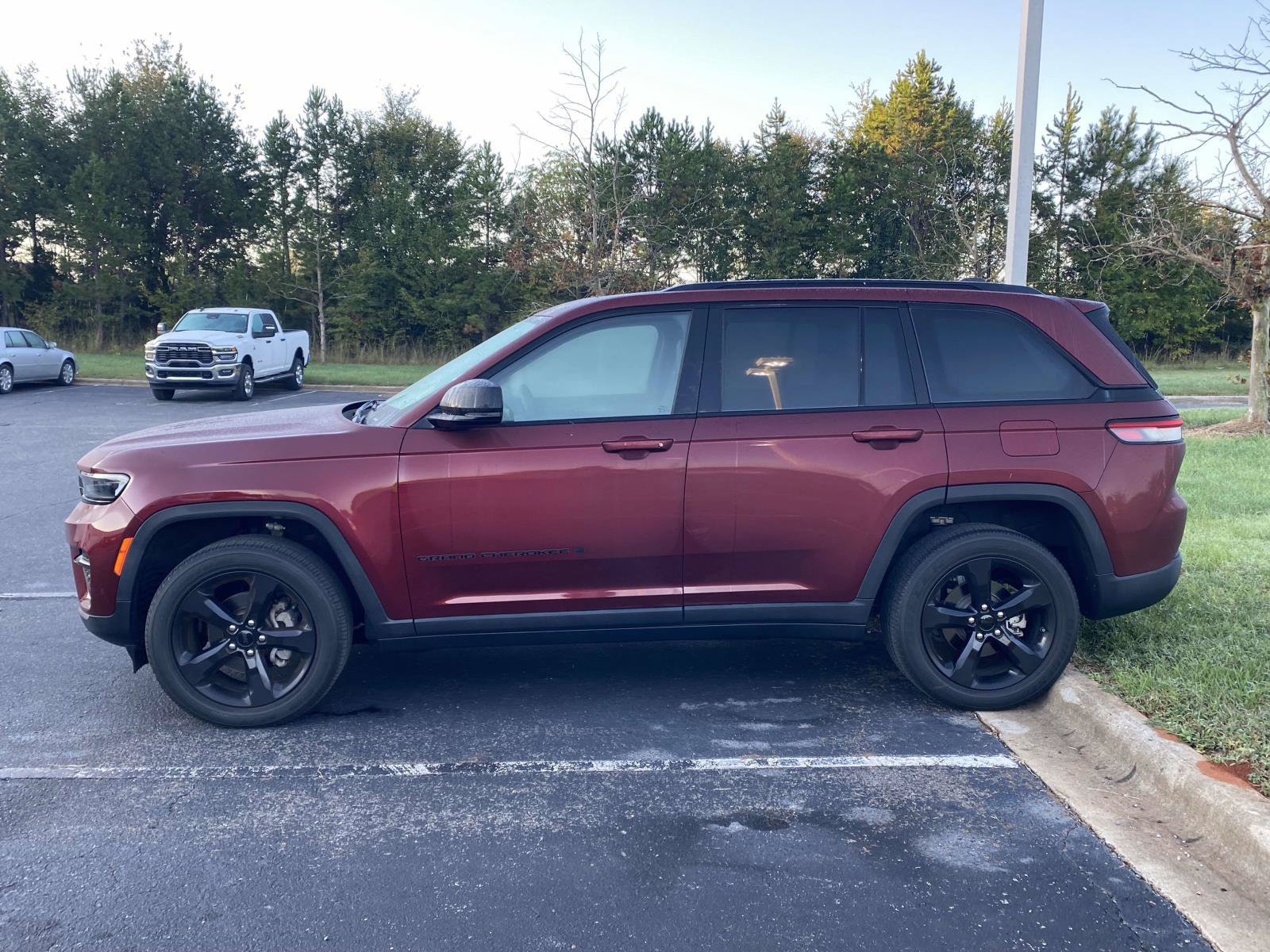 Used 2023 Jeep Grand Cherokee Altitude RWD image 5