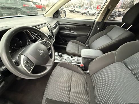 Used 2019 Mitsubishi Outlander ES image 16