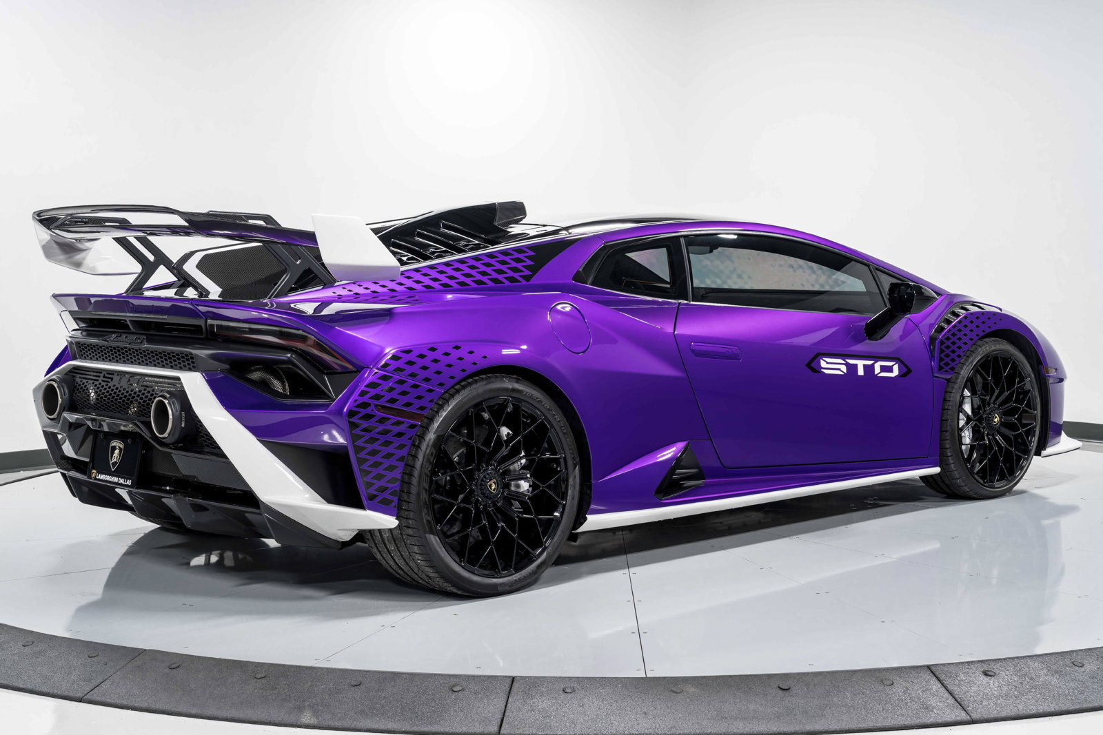Used 2023 Lamborghini Huracan STO RWD image 3