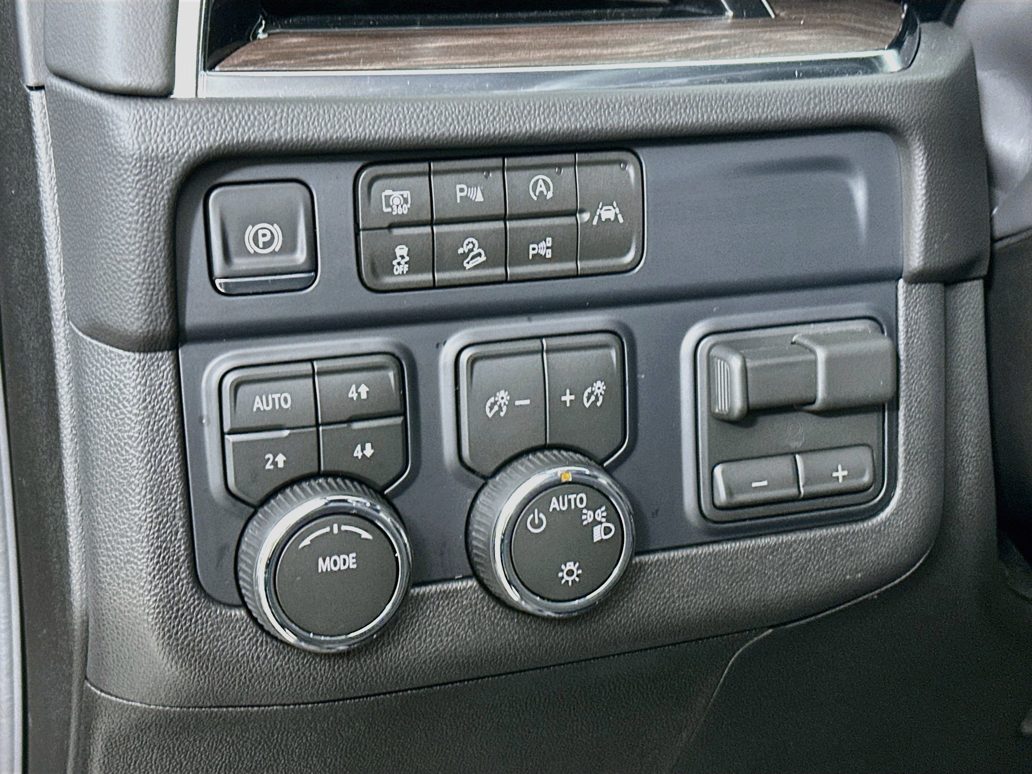 Used 2026 Chevrolet Suburban LS w/ LS Custom Edition AWD/4WD image 10