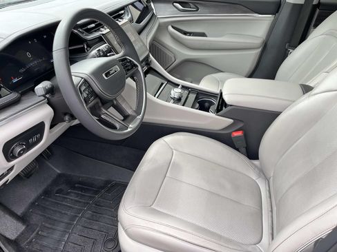 Used 2023 Jeep Grand Cherokee Overland AWD/4WD image 26