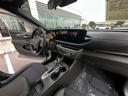 Used 2025 Buick Envista Preferred w/ Convenience I Package FWD image 22