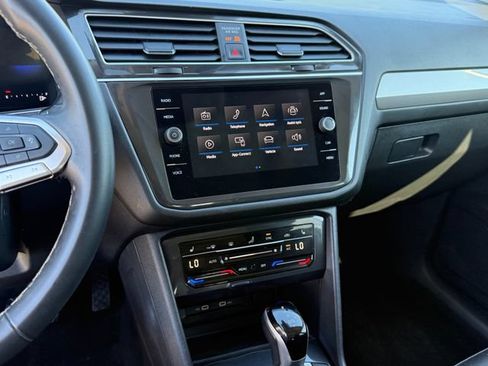 Used 2024 Volkswagen Tiguan SE FWD image 19