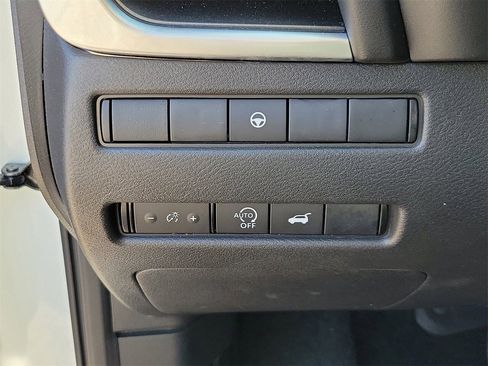 Used 2025 Nissan Rogue SV image 30