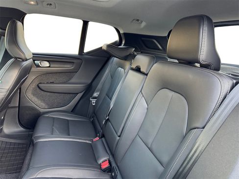 Certified 2025 Volvo XC40 B5 Core image 30
