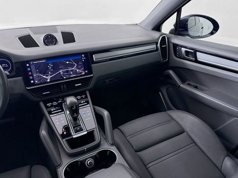 Certified 2023 Porsche Cayenne Platinum Edition image 26