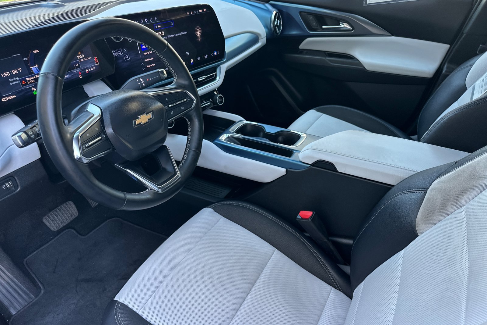 Used 2024 Chevrolet Equinox EV LT w/ LPO, Illumination Package FWD image 10