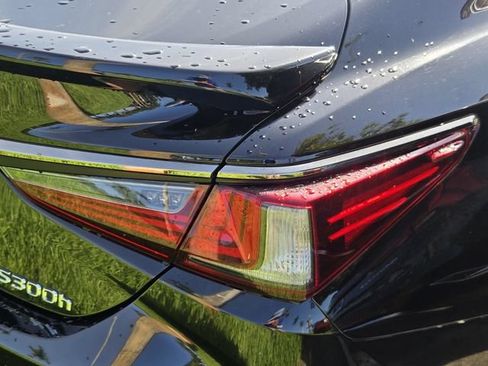 Used 2024 Lexus ES 300h F Sport FWD image 9