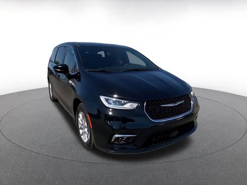 Used 2025 Kia Sportage LX image 3