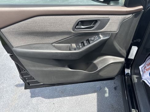 Used 2023 Nissan Rogue S image 22