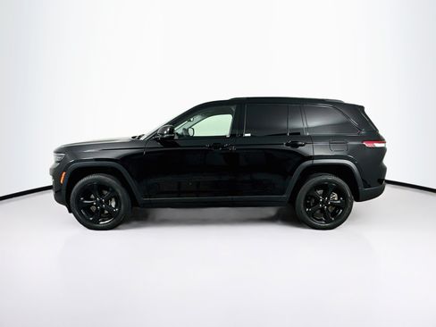 Used 2023 Jeep Grand Cherokee Limited w/ Black Appearance Package AWD/4WD image 4
