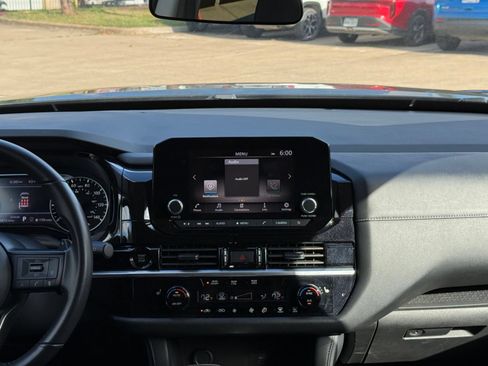 Used 2025 Nissan Pathfinder SV FWD image 17