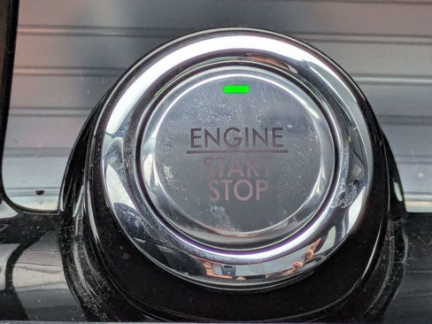 Used 2021 Lincoln Corsair FWD w/ Rear Removable Package Tray image 32