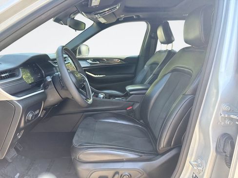 Used 2023 Jeep Grand Cherokee Altitude AWD/4WD image 13