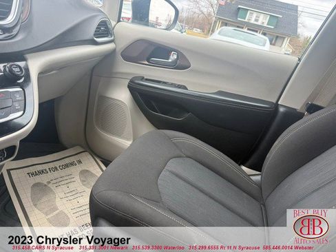 Used 2023 Chrysler Voyager LX image 21