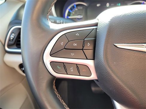 Certified 2018 Chrysler Pacifica Touring-L image 33