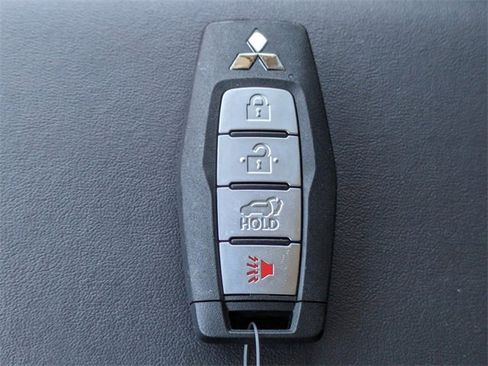 New 2025 Mitsubishi Outlander SE image 33