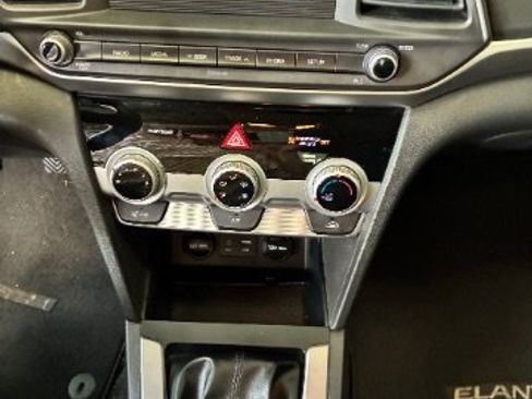 Used 2019 Hyundai Elantra SE w/ Cargo Package FWD image 24