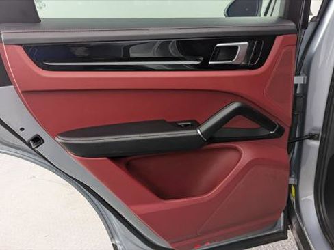 Used 2021 Porsche Cayenne image 15