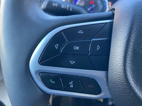 Certified 2023 Chrysler Pacifica Touring-L image 34