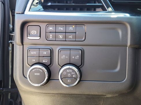 Used 2025 Chevrolet Suburban RST image 19