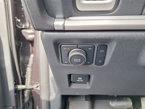 New 2025 Ford Expedition Active image 6