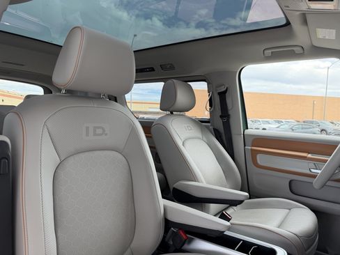 Used 2025 Volkswagen ID. Buzz 1st Edition RWD image 43