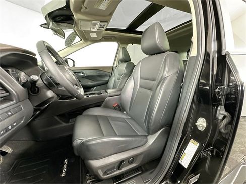 Used 2023 Nissan Rogue SV w/ SV Premium B Package image 4